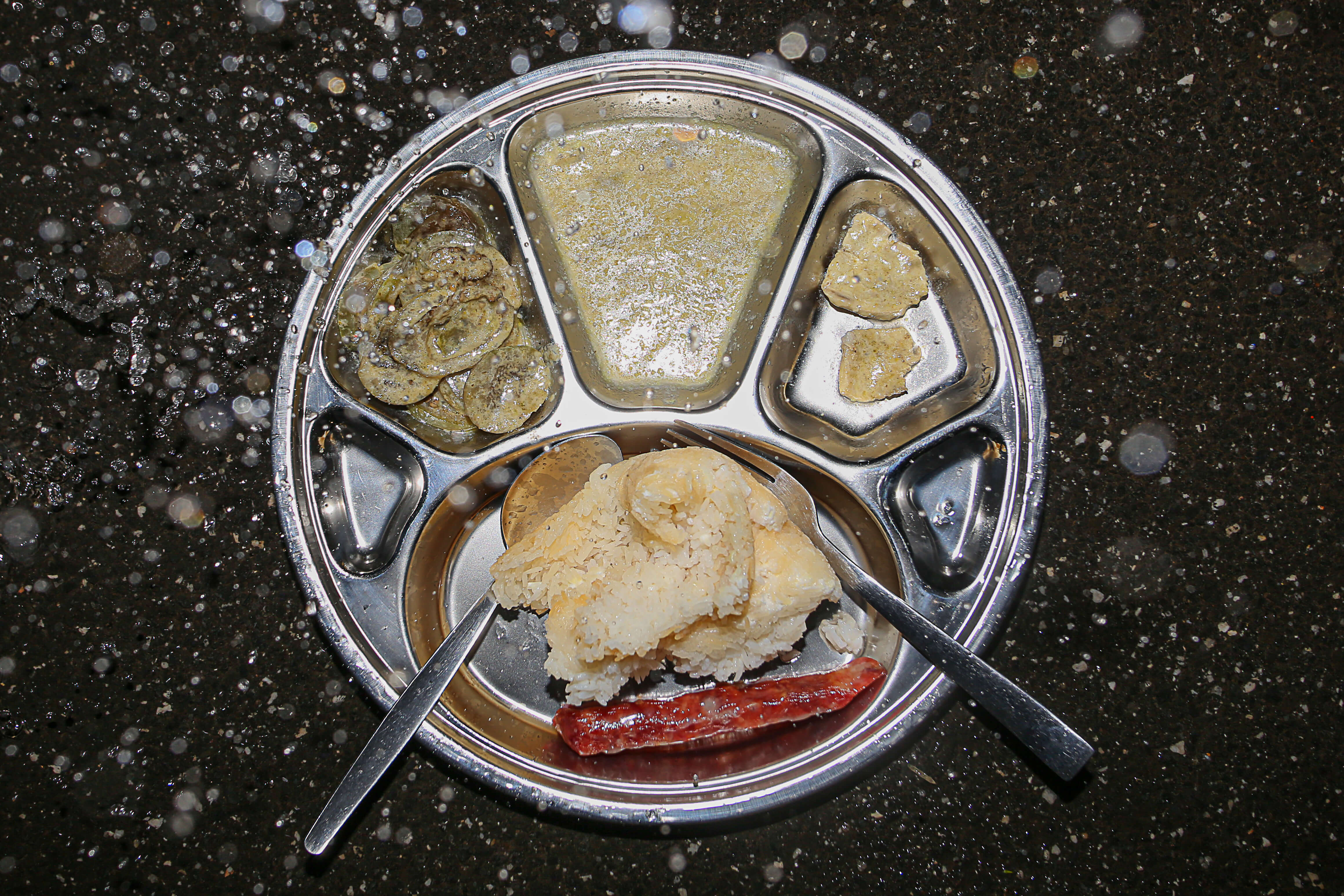 picture of metal dinner tray